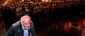 Antiaufruhr-Einheiten gingen gegen eine Kundgebung von Gegnern von Präsident Michail Saakaschwili vor.