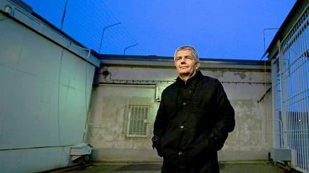 Der neue Chef der Stasiunterlagenbehörde, Roland Jahn, will 47 ehemalige Stasi-Mitarbeiter, die heute noch in der Behörde arbeiten, versetzen oder entlassen. Das ruft Kritik hervor.