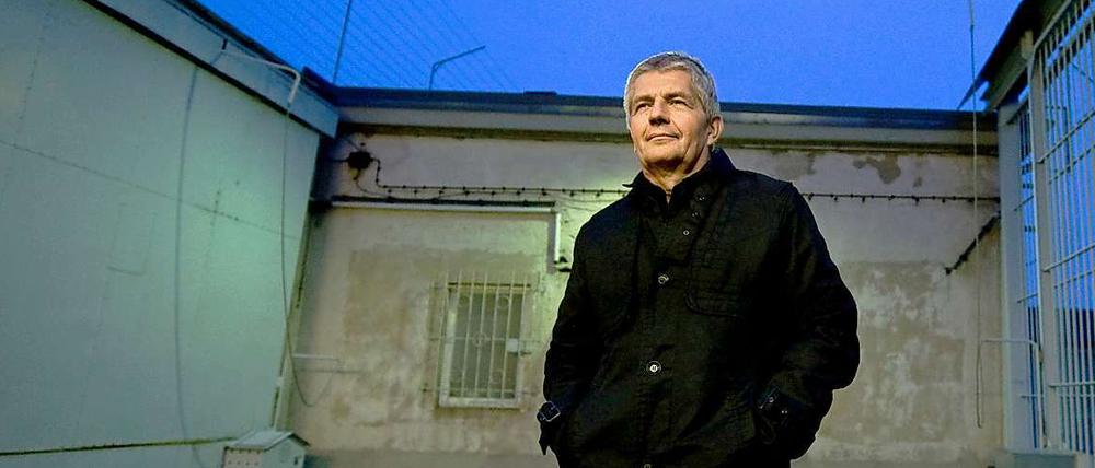 Der neue Chef der Stasiunterlagenbehörde, Roland Jahn, will 47 ehemalige Stasi-Mitarbeiter, die heute noch in der Behörde arbeiten, versetzen oder entlassen. Das ruft Kritik hervor.