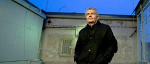 Der neue Chef der Stasiunterlagenbehörde, Roland Jahn, will 47 ehemalige Stasi-Mitarbeiter, die heute noch in der Behörde arbeiten, versetzen oder entlassen. Das ruft Kritik hervor.