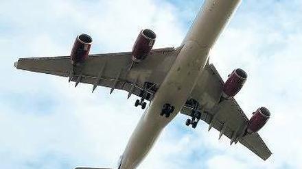 Schall und Schub. Vor allem beim Start, wenn die Flugzeuge tief fliegen und ihre Triebwerke maximale Leistung bringen müssen, ist die Lärmbelastung sehr groß. 