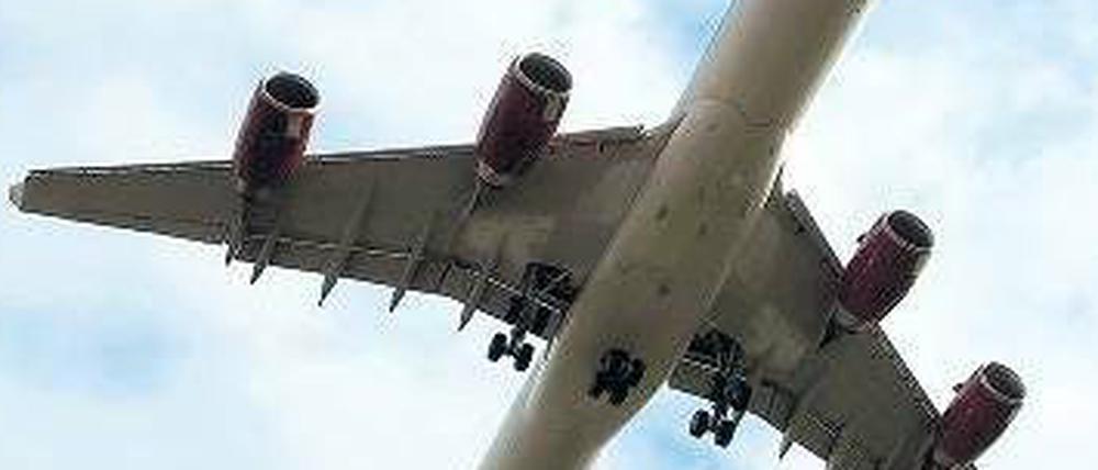 Schall und Schub. Vor allem beim Start, wenn die Flugzeuge tief fliegen und ihre Triebwerke maximale Leistung bringen müssen, ist die Lärmbelastung sehr groß. 