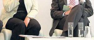 Auf dem Podium. Almuth Hartwig-Tiedt und Gernot Lobenberg. 