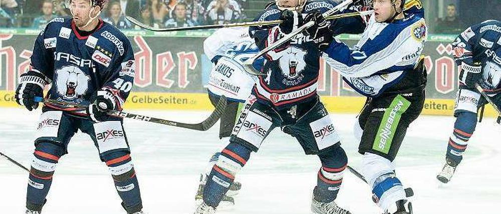 Darin Olver, 26, und Barry Tallackson, 28, wechselten vor der Saison gemeinsam von den Augsburger Panthern zu den Berliner Eisbären. Foto: Engler