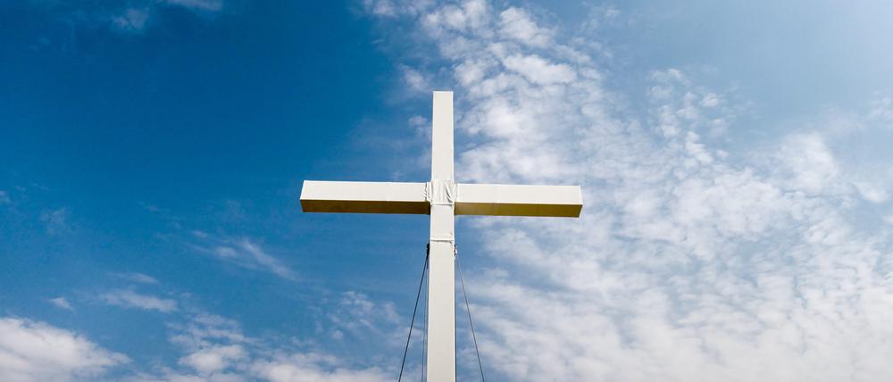 Ein Christuskreuz vor strahlend baluen Himmel nach Abschluß des 36. Deutschen Evangelischen Kirchentages Berlin-Wittenberg (24.-28.05.2017) am 29.05.2017 in Lutherstadt Wittenberg (Sachsen-Anhalt). Am Vortag beendeten rund 120.000 Menschen mit einem Festgottesdienst das fünftägige Kirchenfest. Foto: Peter Endig/dpa-Zentralbild/dpa ++ +++ dpa-Bildfunk +++