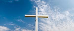 Ein Christuskreuz vor strahlend baluen Himmel nach Abschluß des 36. Deutschen Evangelischen Kirchentages Berlin-Wittenberg (24.-28.05.2017) am 29.05.2017 in Lutherstadt Wittenberg (Sachsen-Anhalt). Am Vortag beendeten rund 120.000 Menschen mit einem Festgottesdienst das fünftägige Kirchenfest. Foto: Peter Endig/dpa-Zentralbild/dpa ++ +++ dpa-Bildfunk +++