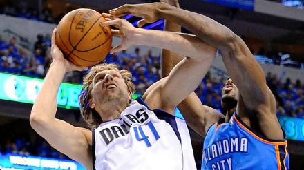 Drang zum Korb: Dirk Nowitzki machte für die Dallas Mavericks den Unterschied, hier gegen Oklahoma City Thunders Serge Ibaka.