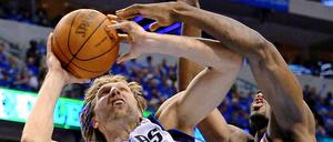 Drang zum Korb: Dirk Nowitzki machte für die Dallas Mavericks den Unterschied, hier gegen Oklahoma City Thunders Serge Ibaka.