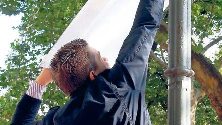 Wahl-Nachlese.Trotz Bußgeldern sind noch immer nicht alle Wahlplakate verschwunden. CDU-Kandidat Stefan Evers aus Wilmersdorf legte selbst Hand an. Foto: Davids