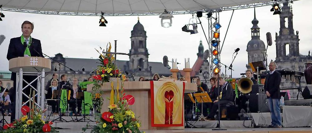 Bundespräsident Christian Wulff (l) spricht zum Eröffnungsgottesdienst des Evangelischen Kirchentages in Dresden.