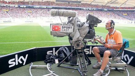 Auch der Pay-TV-Sender Sky Deutschland muss sich auf mehr Wettbewerb einstellen. Das oberste EU-Gericht entschied, dass zum Empfang von Fußballspielen ausländische Decoderkarten nicht länger verboten werden dürften. Foto: dapd