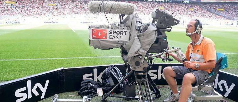 Auch der Pay-TV-Sender Sky Deutschland muss sich auf mehr Wettbewerb einstellen. Das oberste EU-Gericht entschied, dass zum Empfang von Fußballspielen ausländische Decoderkarten nicht länger verboten werden dürften. Foto: dapd