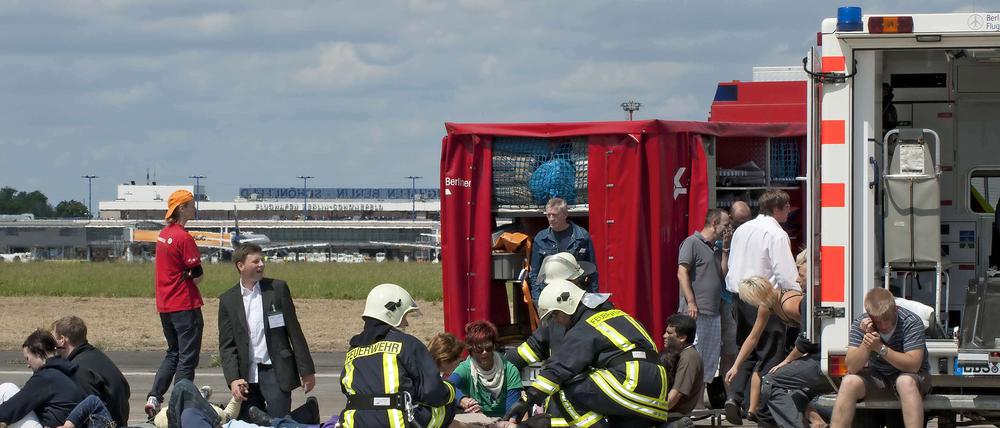 Den Notfall geprobt: Am Flughafen Schönefeld fand am Samstag eine Notfallübung statt - mit 100 Fahrzeugen und 650 Beteiligten.