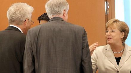 Bundeskanzlerin Angela Merkel (CDU) unterhält sich im Bundeskanzleramt in Berlin mit den Ministerpräsidentenvon Baden-Württemberg und Bayern, Winfried Kretschmann (Grüne, l) und Horst Seehofer (CSU). 