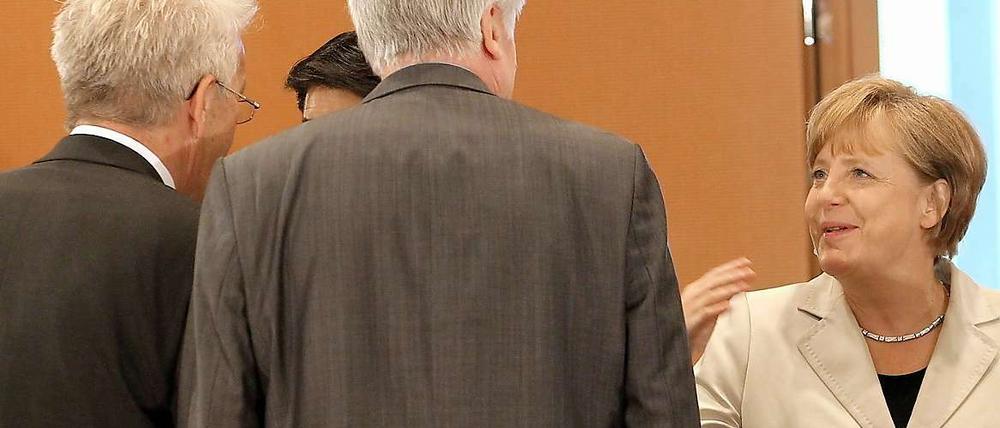 Bundeskanzlerin Angela Merkel (CDU) unterhält sich im Bundeskanzleramt in Berlin mit den Ministerpräsidentenvon Baden-Württemberg und Bayern, Winfried Kretschmann (Grüne, l) und Horst Seehofer (CSU). 