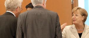 Bundeskanzlerin Angela Merkel (CDU) unterhält sich im Bundeskanzleramt in Berlin mit den Ministerpräsidentenvon Baden-Württemberg und Bayern, Winfried Kretschmann (Grüne, l) und Horst Seehofer (CSU). 