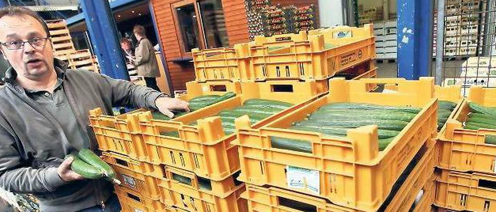 Wenn in Hamburg eine Palette Gemüse umfällt. Händler Jens Kupka mit seinen unverkäuflichen Gurken am Freitagmorgen auf dem Hamburger Großmarkt. Der Markt protestiert heftig gegen die Theorie, wonach Gurken auf den Boden gefallen seien. 