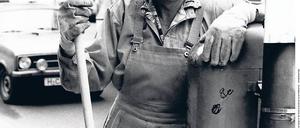 Einer aus dem Arbeiterkiez. Bevor Harald Juhnke Karriere machte, wohnte er im Bezirk. Auf dem Mittelstreifen der Fordoner Straße erinnert ein Gedenkstein daran. Die Inschrift: „Weddinger Junge“. Fotos: André Görke, Kai-Uwe Heinrich, Kitty Kleist-Heinrich, Thilo Rückeis, AFP, Ullstein/KPA