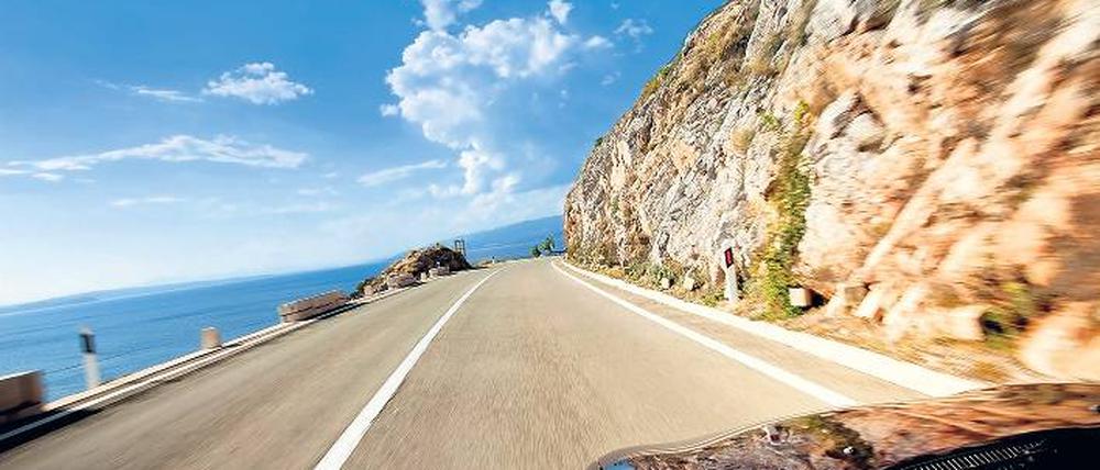 Auf und davon. Gewiss, ein Leihwagen beschert angenehme Mobilität im Urlaub. Allerdings hat das Mietgeschäft auch so seine Tücken. Foto: holiday autos/dpa/tmn