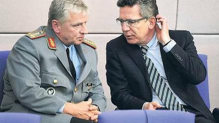 So denke ich mir das. Verteidigungsminister Thomas de Maizière unterhält sich im Bundestag mit dem Generalinspekteur der Bundeswehr, Volker Wieker. Fotos: Rainer Jensen, dpa