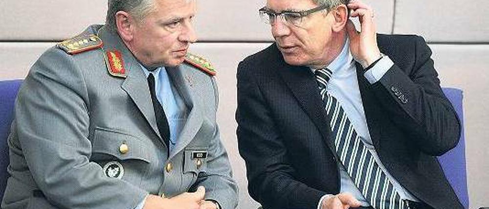 So denke ich mir das. Verteidigungsminister Thomas de Maizière unterhält sich im Bundestag mit dem Generalinspekteur der Bundeswehr, Volker Wieker. Fotos: Rainer Jensen, dpa