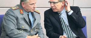 So denke ich mir das. Verteidigungsminister Thomas de Maizière unterhält sich im Bundestag mit dem Generalinspekteur der Bundeswehr, Volker Wieker. Fotos: Rainer Jensen, dpa