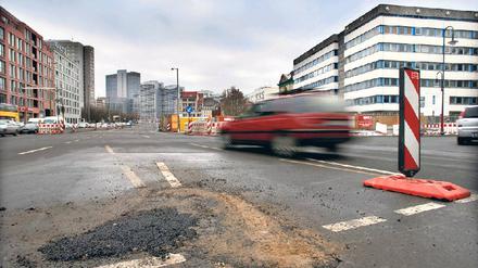 Flickwerk. Die Winterschäden haben die Bezirkskassen schwer belastet. Foto: Wolff