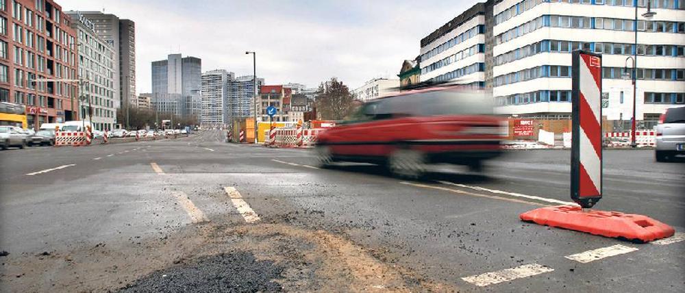 Flickwerk. Die Winterschäden haben die Bezirkskassen schwer belastet. Foto: Wolff