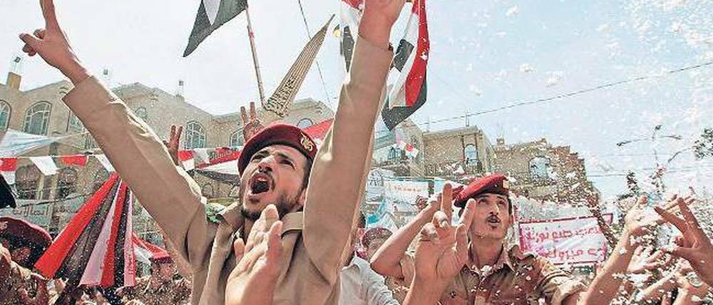Auf Nimmerwiedersehen. Jemeniten feiern am Samstag in Sanaa den unerwarteten Abgang ihres autokratischen Staatschefs in das Nachbarland Saudi-Arabien. Ob der aber wirklich nicht zurückkehrt, ist offen. 