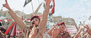 Auf Nimmerwiedersehen. Jemeniten feiern am Samstag in Sanaa den unerwarteten Abgang ihres autokratischen Staatschefs in das Nachbarland Saudi-Arabien. Ob der aber wirklich nicht zurückkehrt, ist offen. 