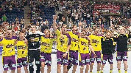 Tanz mit den Großen. Die Spieler der Füchse Berlin feiern nach dem 30:24-Auswärtssieg in Magdeburg den dritten Platz und damit den Einzug in die Champions League.