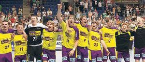 Tanz mit den Großen. Die Spieler der Füchse Berlin feiern nach dem 30:24-Auswärtssieg in Magdeburg den dritten Platz und damit den Einzug in die Champions League.