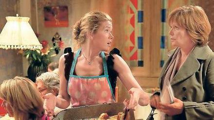 Blut ist dicker als Wasser. Schwester Rike (Anke Engelke) will ein Fischrestaurant in der Regensburger Altstadt aufmachen und braucht dafür eine Bürgschaft über 70 000 Euro. Als ob Ellen  Lucas (Ulrike Kriener, r.) mit dem Mordfall nicht genug um die Ohren hat. Foto: ZDF