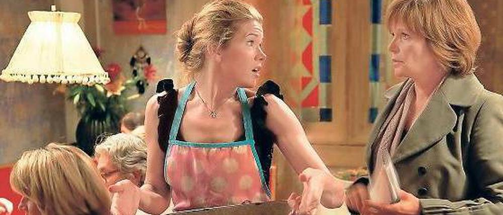 Blut ist dicker als Wasser. Schwester Rike (Anke Engelke) will ein Fischrestaurant in der Regensburger Altstadt aufmachen und braucht dafür eine Bürgschaft über 70 000 Euro. Als ob Ellen  Lucas (Ulrike Kriener, r.) mit dem Mordfall nicht genug um die Ohren hat. Foto: ZDF
