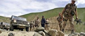 Deutsche Bundeswehr-Soldaten suchen auf Patrouille im Norden Afghanistans nach Sprengfallen. 