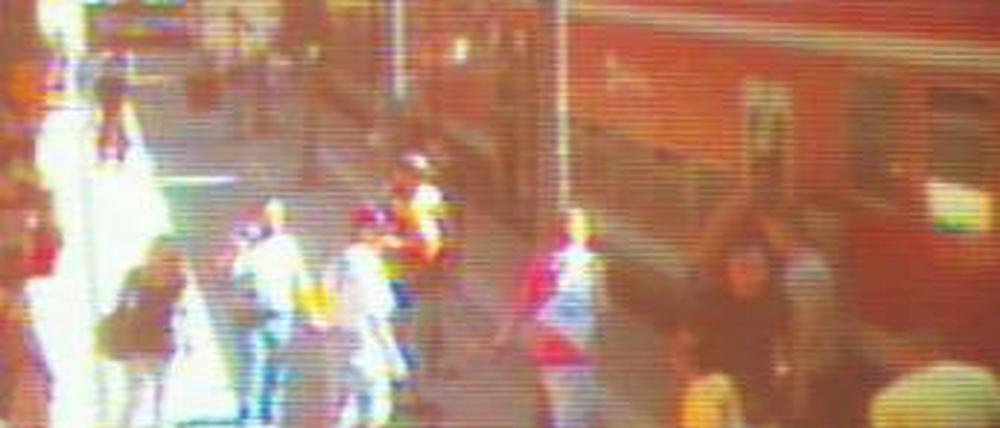 Eine Überwachungskamera nahm dieses Foto auf, das das Opfer am Boden liegend zeigt. Das unscharfe Foto wurde gestern von der Polizei veröffentlicht. Foto: dpa