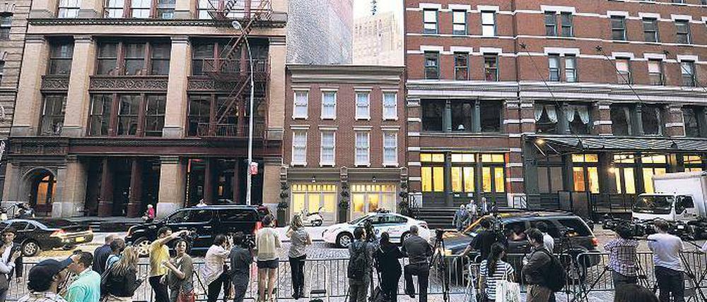 Ein wunderschönes kleines, altes Townhouse hat Dominique Strauss-Kahn nach seiner Freilassung auf Kaution bezogen. Seither pilgern dort Neugierige New Yorker, Touristen, Paparazzi und Kameraleute hin. Das kleine Haus steht inmitten später erbauter, ebenfalls sehr schöner alter Bauten, die aber damals eine Bausünde waren, als die kleinen Townhouses abgerissen wurden. Der Stadtteil heißt TriBeCa, das steht für „Triangle Below Canal Street“. Er liegt im Süden Manhattans und ist eine der begehrtesten Adressen der Stadt. Foto: AFP