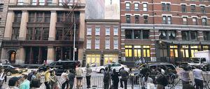 Ein wunderschönes kleines, altes Townhouse hat Dominique Strauss-Kahn nach seiner Freilassung auf Kaution bezogen. Seither pilgern dort Neugierige New Yorker, Touristen, Paparazzi und Kameraleute hin. Das kleine Haus steht inmitten später erbauter, ebenfalls sehr schöner alter Bauten, die aber damals eine Bausünde waren, als die kleinen Townhouses abgerissen wurden. Der Stadtteil heißt TriBeCa, das steht für „Triangle Below Canal Street“. Er liegt im Süden Manhattans und ist eine der begehrtesten Adressen der Stadt. Foto: AFP