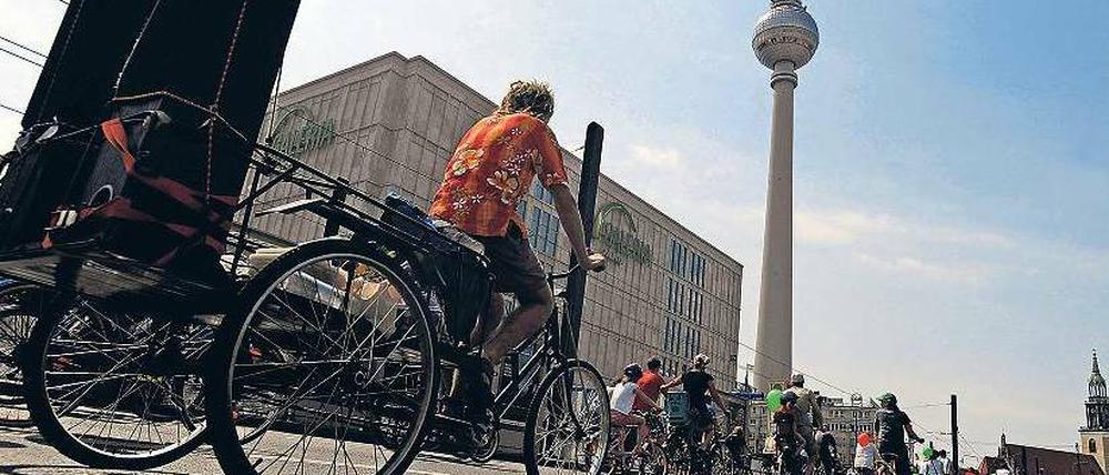 Freifahrt. Mehr als 100 000 Radler machen sich wieder auf den Weg durch die Stadt. Die Polizei hat am Sonntag, ab 8 Uhr, eine Info-Telefonnummer geschaltet unter 4664 - 98 40 50. Und die BVG ist zu erreichen unter der Nummer 19 449. Foto: dapd/Berthold Stadler