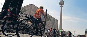 Freifahrt. Mehr als 100 000 Radler machen sich wieder auf den Weg durch die Stadt. Die Polizei hat am Sonntag, ab 8 Uhr, eine Info-Telefonnummer geschaltet unter 4664 - 98 40 50. Und die BVG ist zu erreichen unter der Nummer 19 449. Foto: dapd/Berthold Stadler