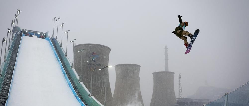 Winterwonderland. Die Big-Air-Schanze steht in Peking vor dem stillgelegten Shougang-Stahlwerk.