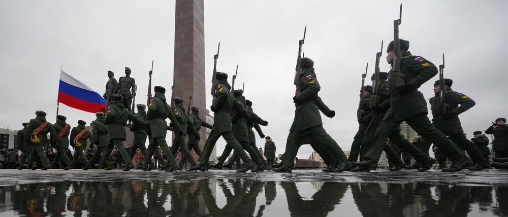 Soldaten der russischen Armee marschieren während einer Veranstaltung zum 80. Jahrestag des Bruchs der Belagerung Leningrads (heute St. Petersburg) durch die Nazis während des Zweiten Weltkriegs am Denkmal der heldenhaften Verteidiger Leningrads.