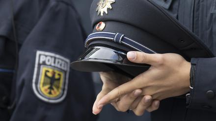Eine junge Bundespolizistin hält bei der Vereidigungsfeier der Bundespolizeidirektion auf dem Flughafen Frankfurt ihre Mütze in den Händen. 