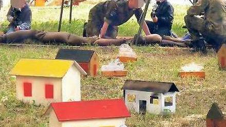 Kriegsspiel in der Kaserne Bad Reichenhall: Kinder zielen auf ein Dorf. Foto: AFP