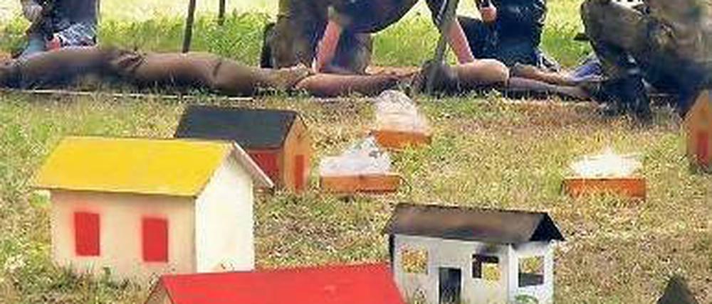 Kriegsspiel in der Kaserne Bad Reichenhall: Kinder zielen auf ein Dorf. Foto: AFP