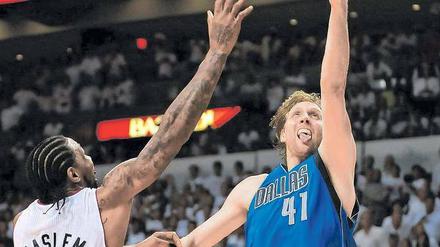Einer ist nicht zu bremsen. Dirk Nowitzki macht den entscheidenden Korb. Foto: dpa