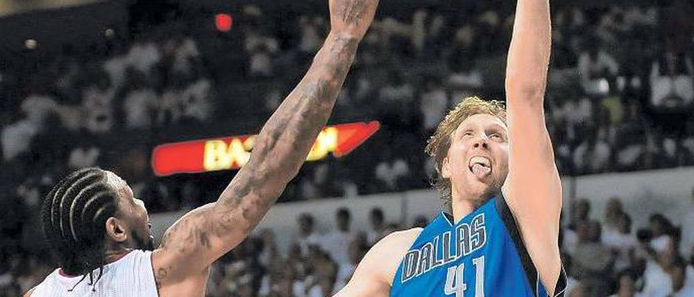 Einer ist nicht zu bremsen. Dirk Nowitzki macht den entscheidenden Korb. Foto: dpa