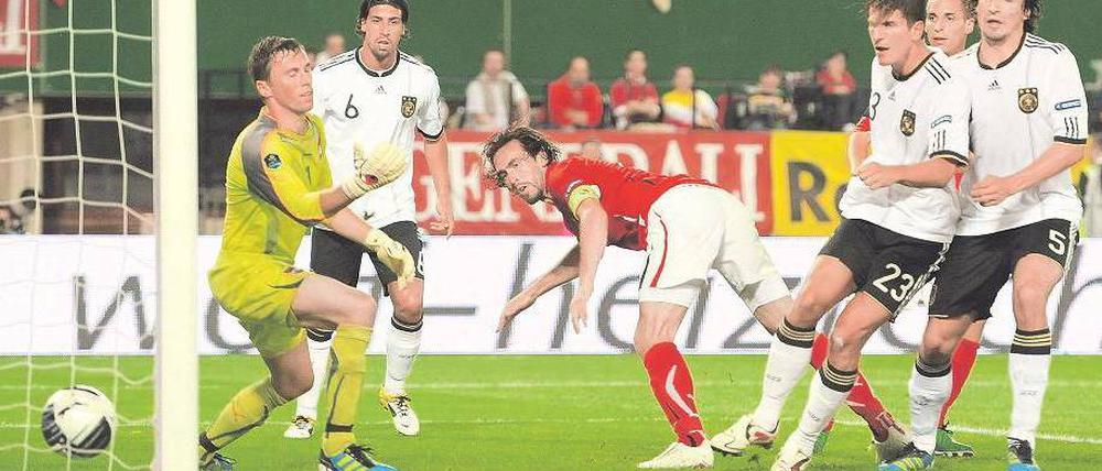Die Wiedergutmachung. Mario Gomez (3. v. r.) erzielt aus zwei Metern den Führungstreffer für Deutschland und küsst anschließend den Pfosten. Foto: dpa