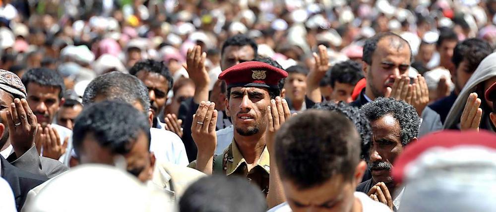 Regierungsgegner beim Gebet. Erste Medienberichte, nach denen der jemenitische Präsident Saleh bei einem Angriff auf seinen Palast getötet worden sein soll, wurden von Regierungsseite dementiert.