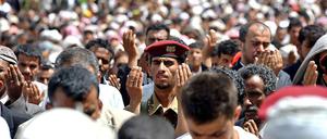 Regierungsgegner beim Gebet. Erste Medienberichte, nach denen der jemenitische Präsident Saleh bei einem Angriff auf seinen Palast getötet worden sein soll, wurden von Regierungsseite dementiert.